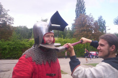 Rekonstrukcja-historyczna-gryzienia-topora-fot.-Piotr-Derkacz