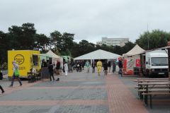 Foodtrucki-w-deszczu-fot.-Szymon-Sokol